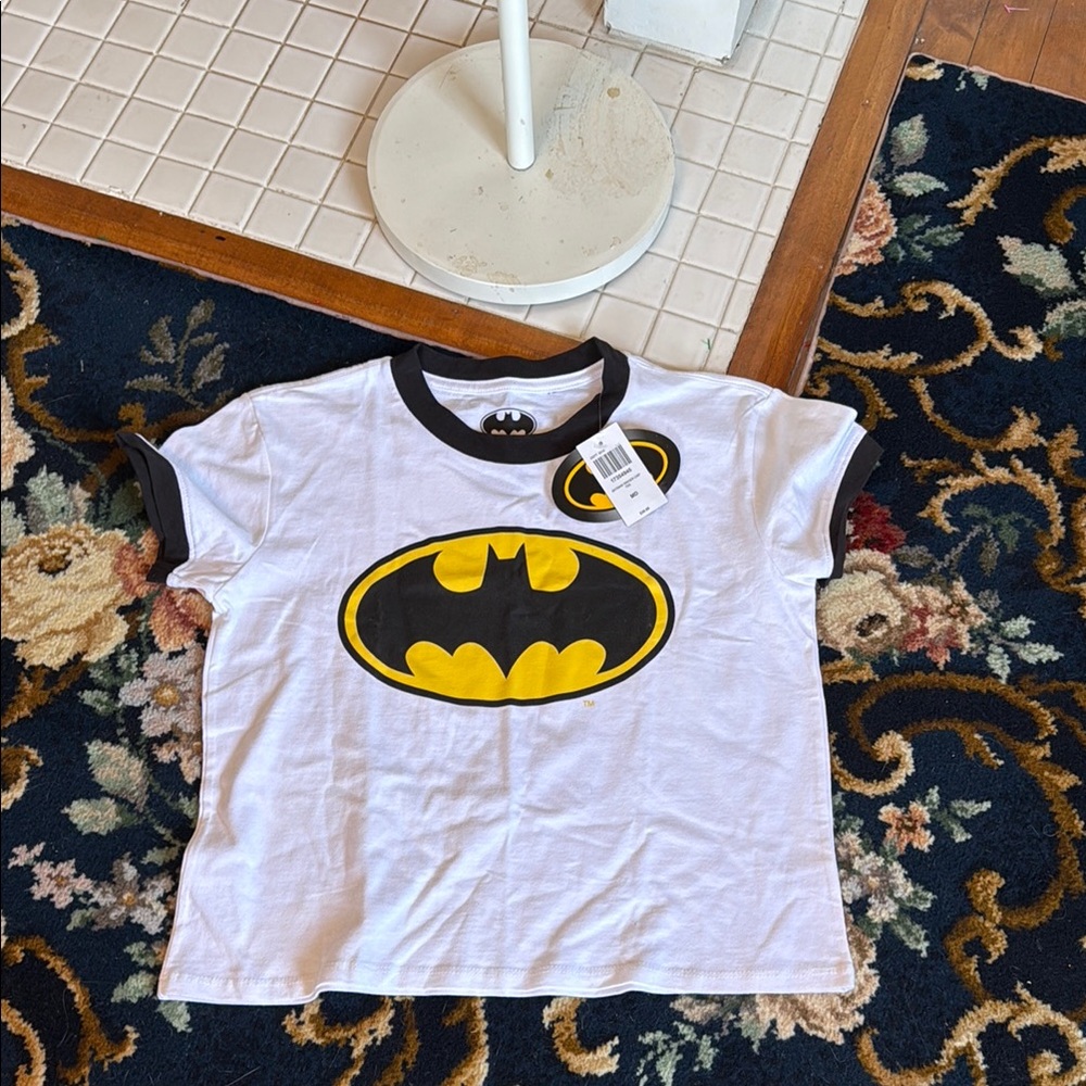 DC Batman Logo White crop Tee. NWT.‎ Retail 27
